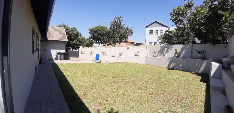 5 Bedroom Property for Sale in Mooikloof Gauteng