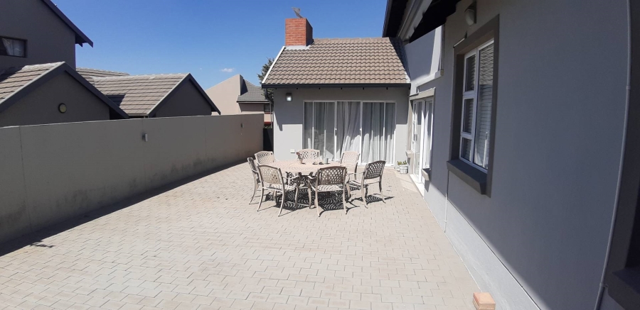 5 Bedroom Property for Sale in Mooikloof Gauteng