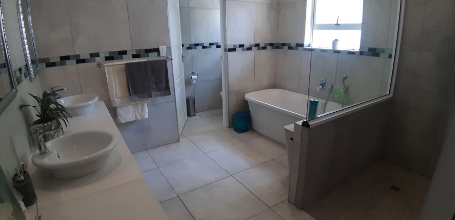 5 Bedroom Property for Sale in Mooikloof Gauteng