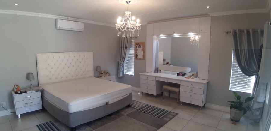 5 Bedroom Property for Sale in Mooikloof Gauteng