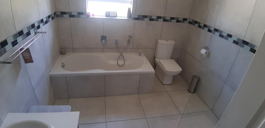 5 Bedroom Property for Sale in Mooikloof Gauteng