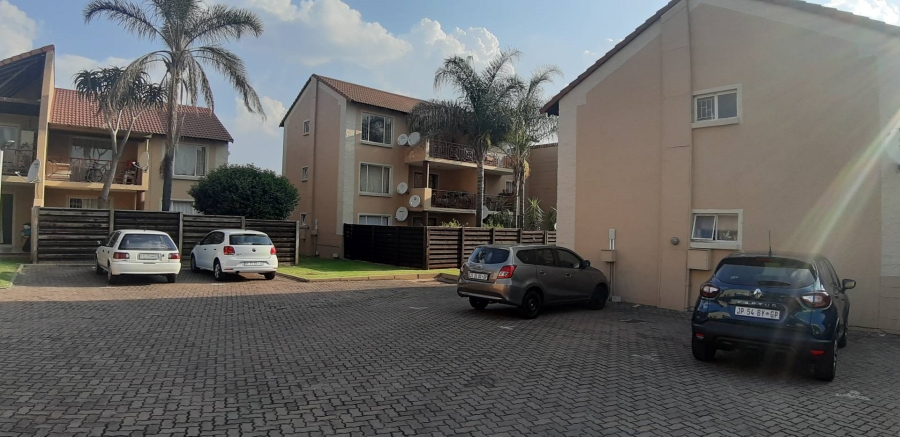 2 Bedroom Property for Sale in Die Hoewes Gauteng