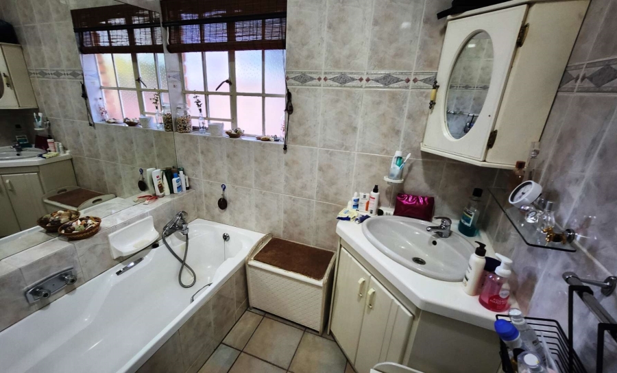 4 Bedroom Property for Sale in Eldoraigne Gauteng