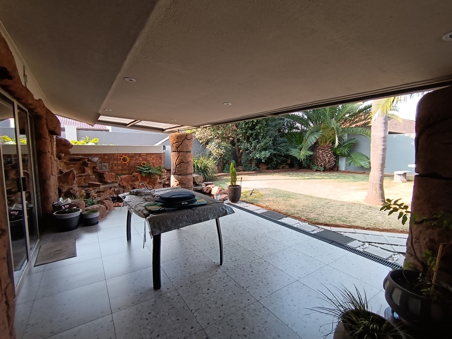 4 Bedroom Property for Sale in Sonneveld Gauteng