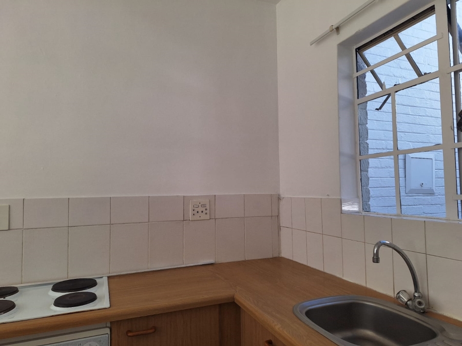 To Let 1 Bedroom Property for Rent in Magaliessig Gauteng