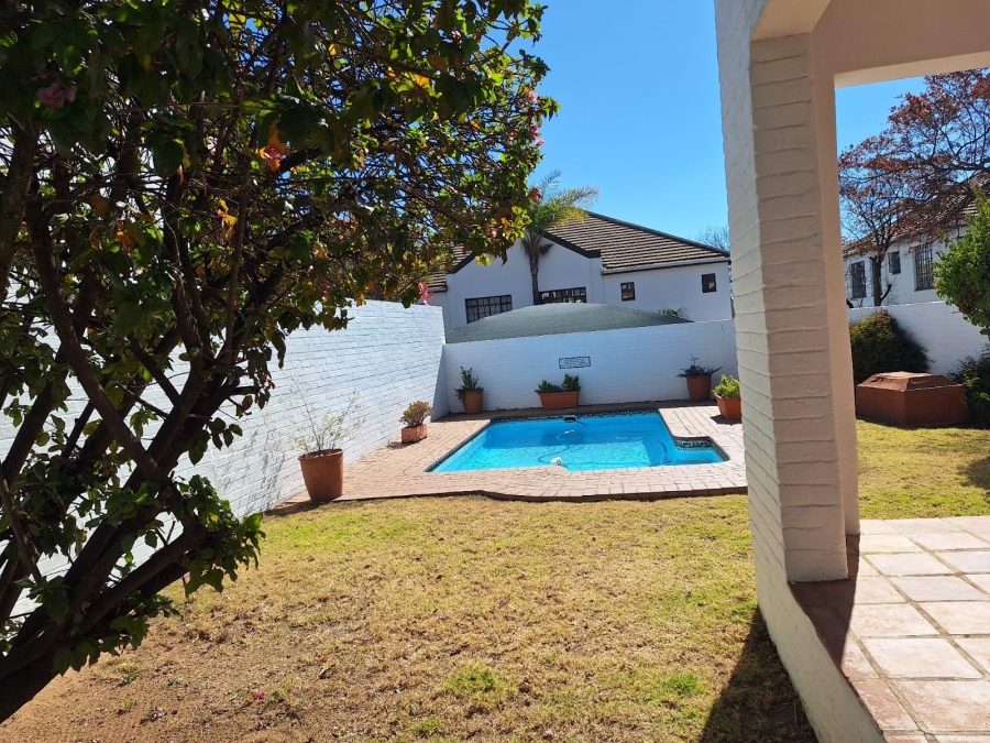 To Let 1 Bedroom Property for Rent in Magaliessig Gauteng