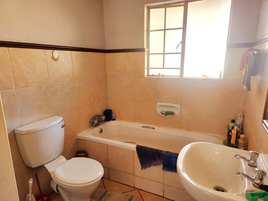 2 Bedroom Property for Sale in Die Hoewes Gauteng