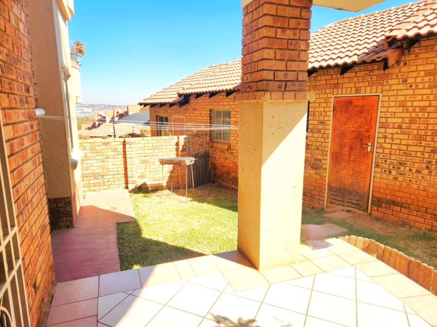 2 Bedroom Property for Sale in Die Hoewes Gauteng