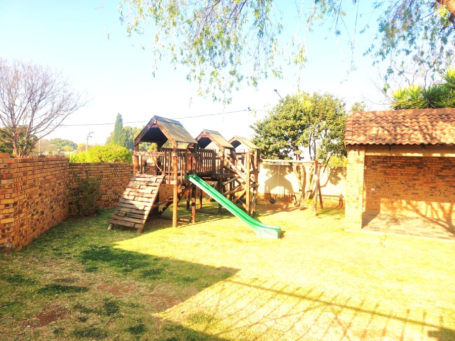 2 Bedroom Property for Sale in Die Hoewes Gauteng