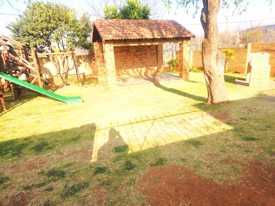 2 Bedroom Property for Sale in Die Hoewes Gauteng