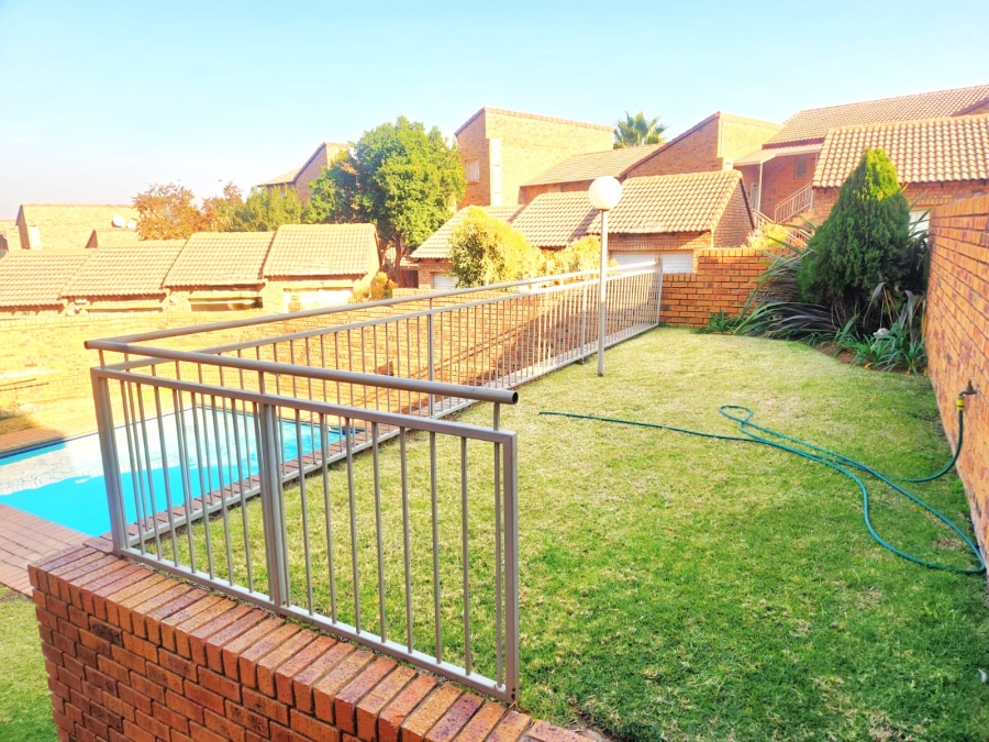 2 Bedroom Property for Sale in Die Hoewes Gauteng