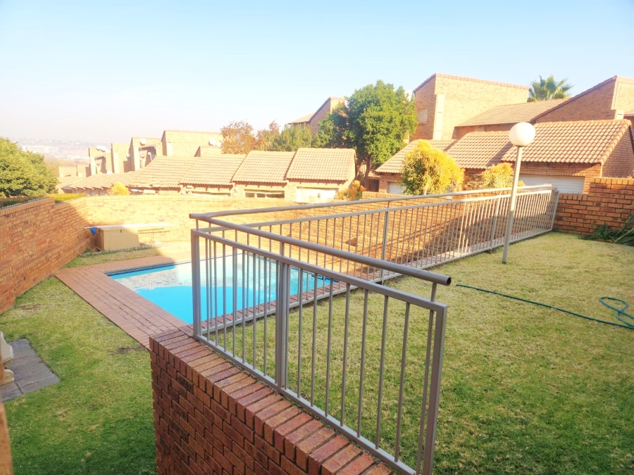 2 Bedroom Property for Sale in Die Hoewes Gauteng