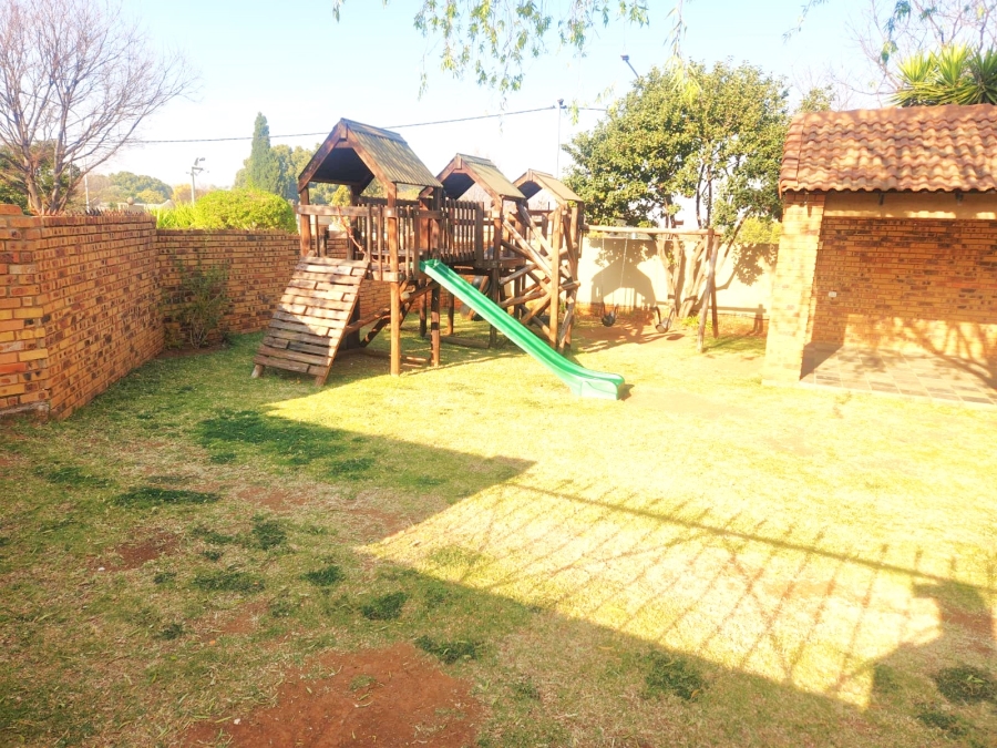 2 Bedroom Property for Sale in Die Hoewes Gauteng