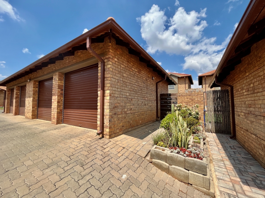 3 Bedroom Property for Sale in Oukraal Estate Gauteng