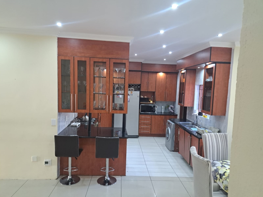 7 Bedroom Property for Sale in Wilro Park Gauteng