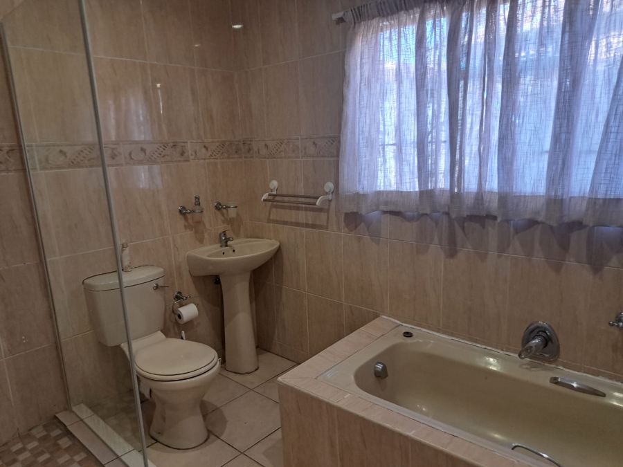 7 Bedroom Property for Sale in Wilro Park Gauteng