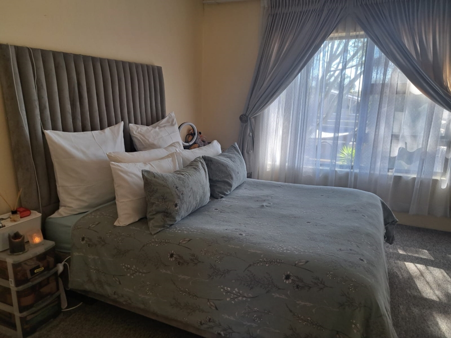 7 Bedroom Property for Sale in Wilro Park Gauteng