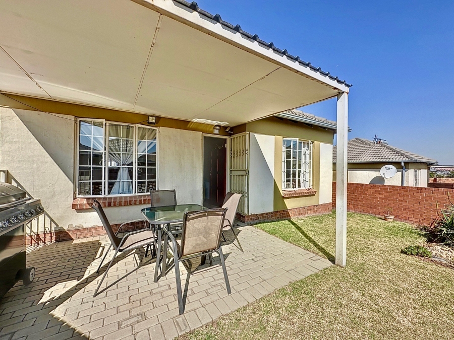 2 Bedroom Property for Sale in The Reeds Gauteng