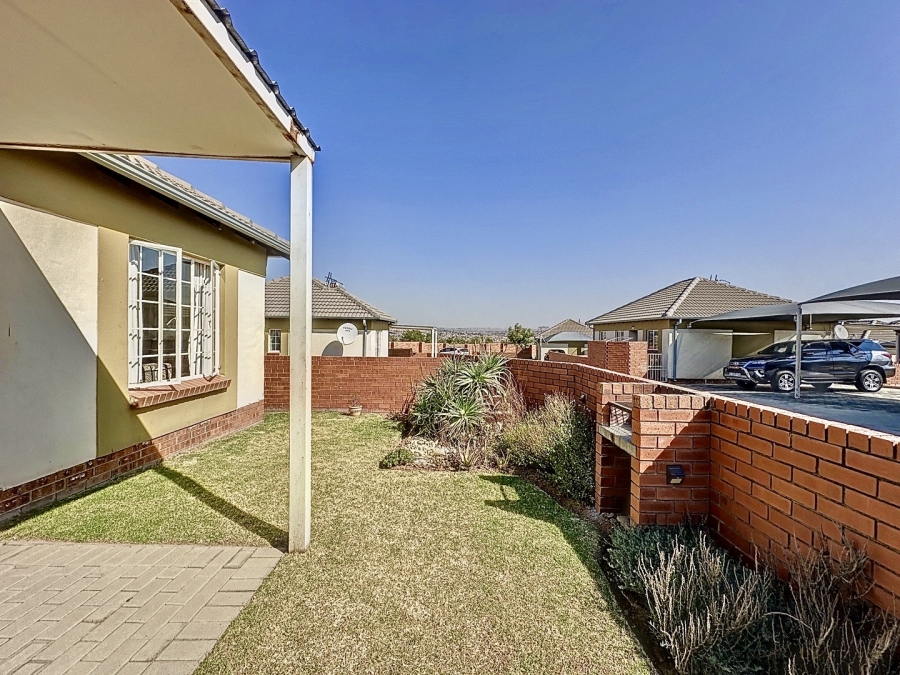 2 Bedroom Property for Sale in The Reeds Gauteng