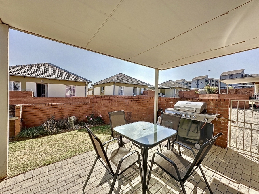 2 Bedroom Property for Sale in The Reeds Gauteng