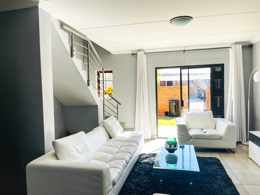 2 Bedroom Property for Sale in Blue Hills Gauteng