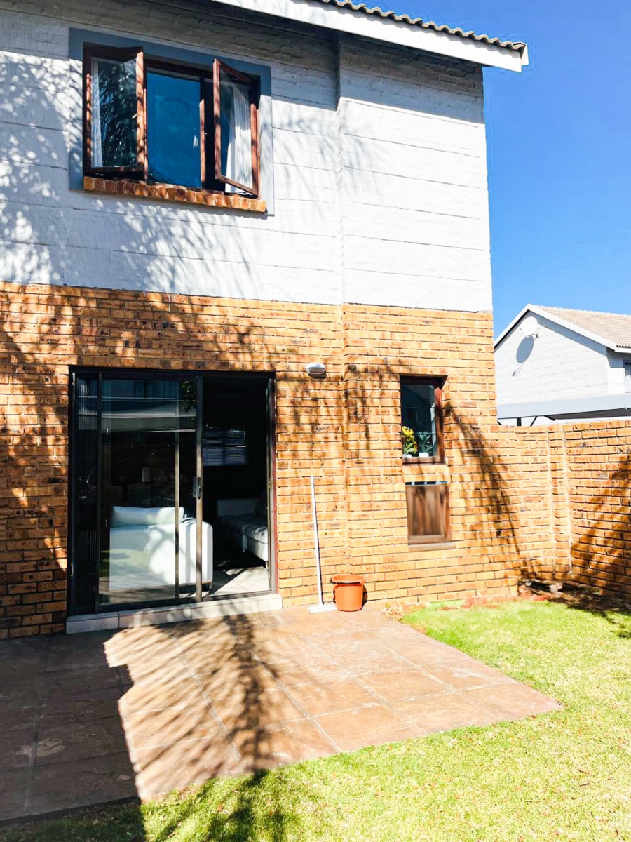 2 Bedroom Property for Sale in Blue Hills Gauteng