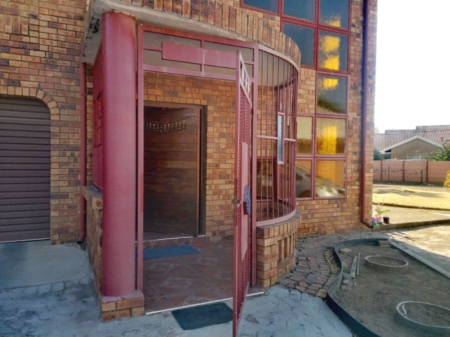 5 Bedroom Property for Sale in Mackenzie Park Gauteng