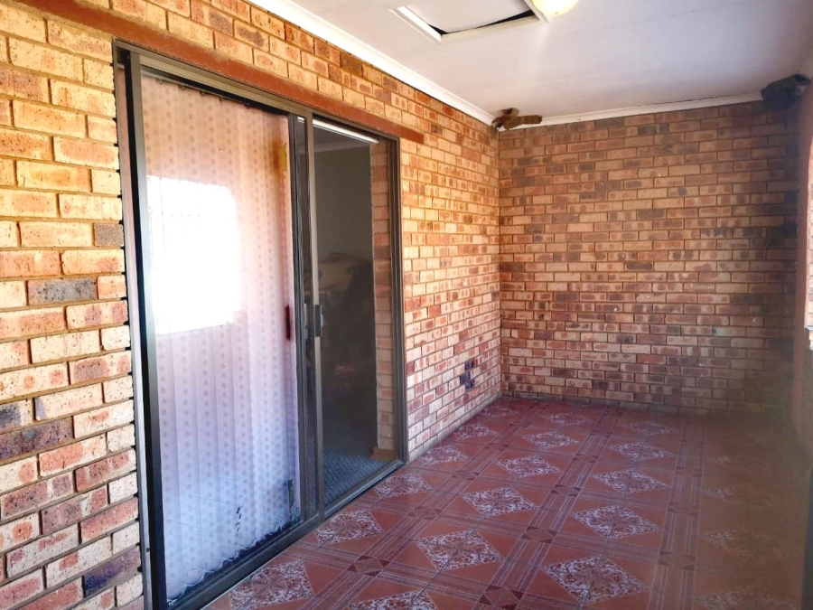 5 Bedroom Property for Sale in Mackenzie Park Gauteng