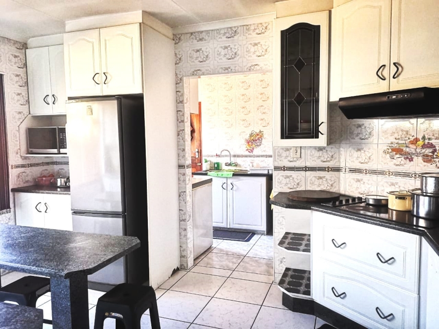 5 Bedroom Property for Sale in Mackenzie Park Gauteng