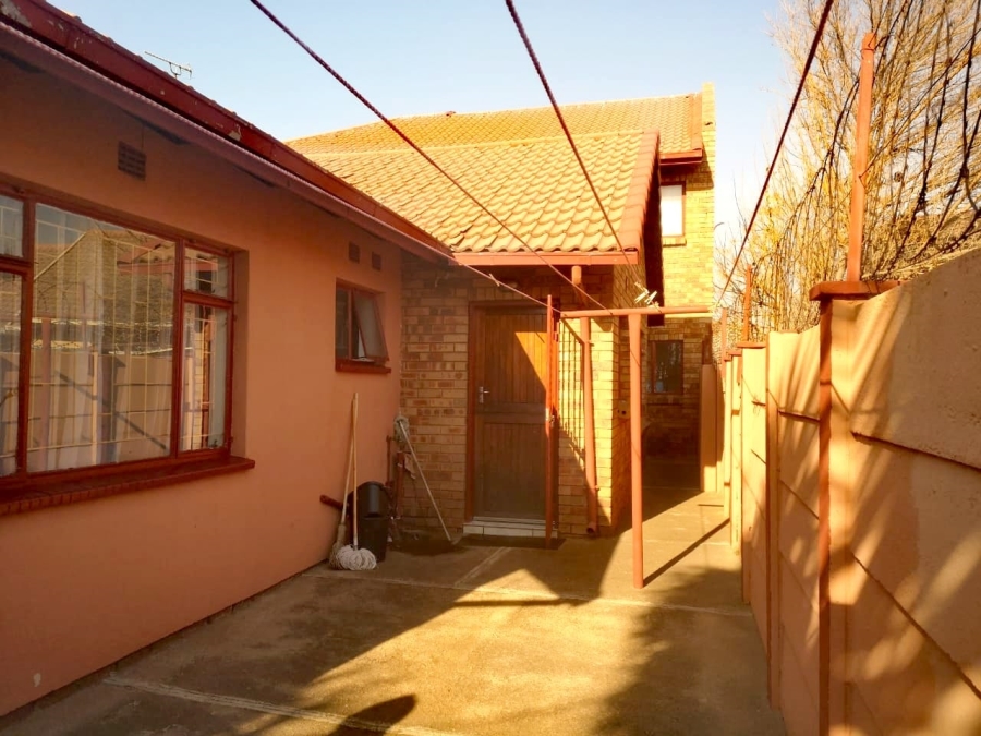 5 Bedroom Property for Sale in Mackenzie Park Gauteng