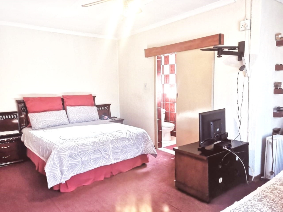 5 Bedroom Property for Sale in Mackenzie Park Gauteng