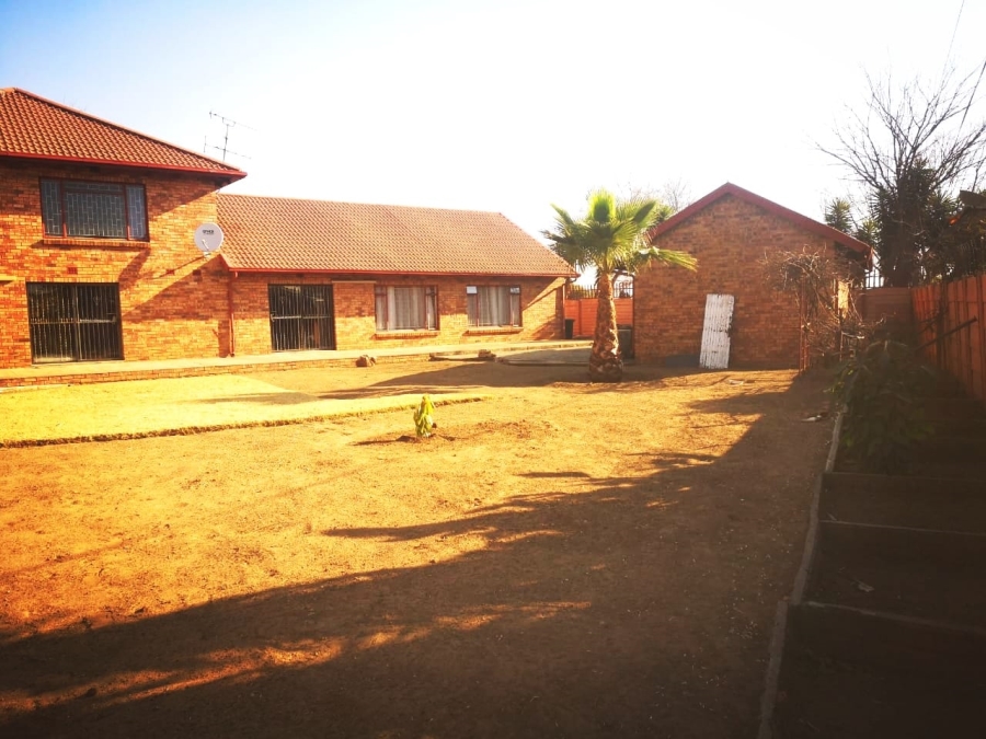 5 Bedroom Property for Sale in Mackenzie Park Gauteng