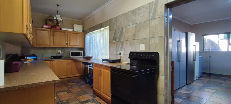 5 Bedroom Property for Sale in Rooihuiskraal Gauteng