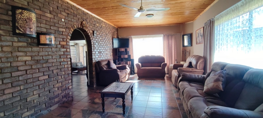 5 Bedroom Property for Sale in Rooihuiskraal Gauteng