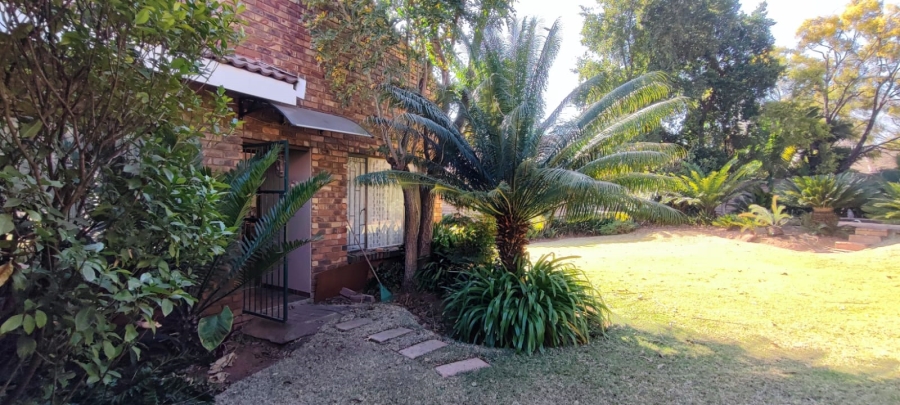 5 Bedroom Property for Sale in Rooihuiskraal Gauteng