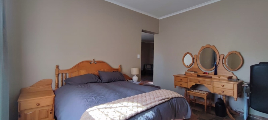 5 Bedroom Property for Sale in Rooihuiskraal Gauteng