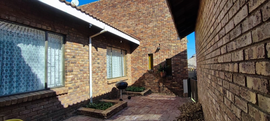 5 Bedroom Property for Sale in Rooihuiskraal Gauteng