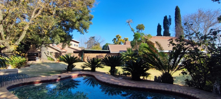 5 Bedroom Property for Sale in Rooihuiskraal Gauteng