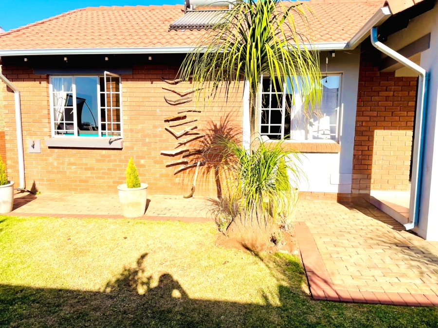 To Let 3 Bedroom Property for Rent in Monavoni Gauteng