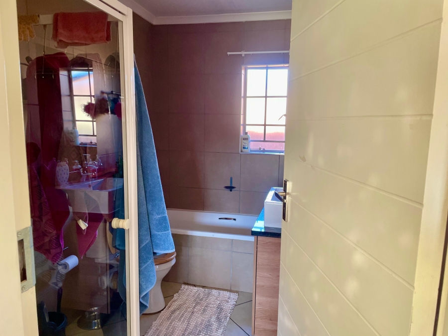 To Let 3 Bedroom Property for Rent in Monavoni Gauteng