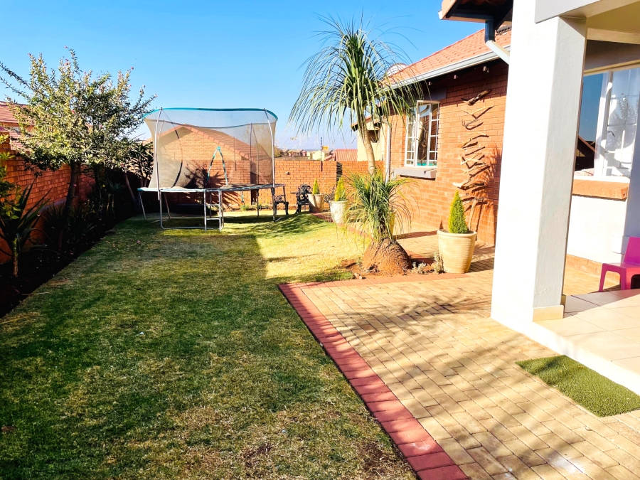 To Let 3 Bedroom Property for Rent in Monavoni Gauteng