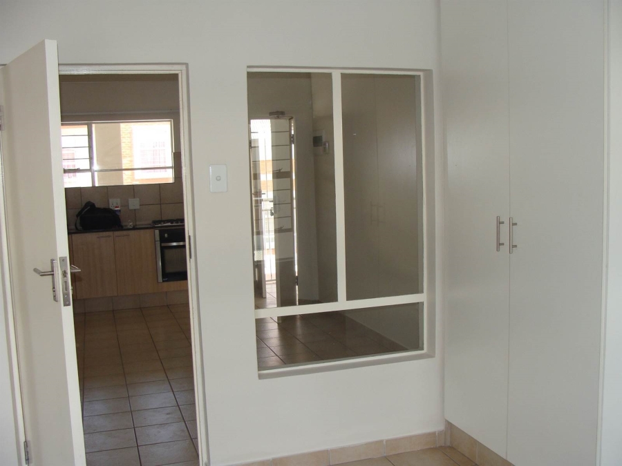 To Let 1 Bedroom Property for Rent in Buccleuch Gauteng