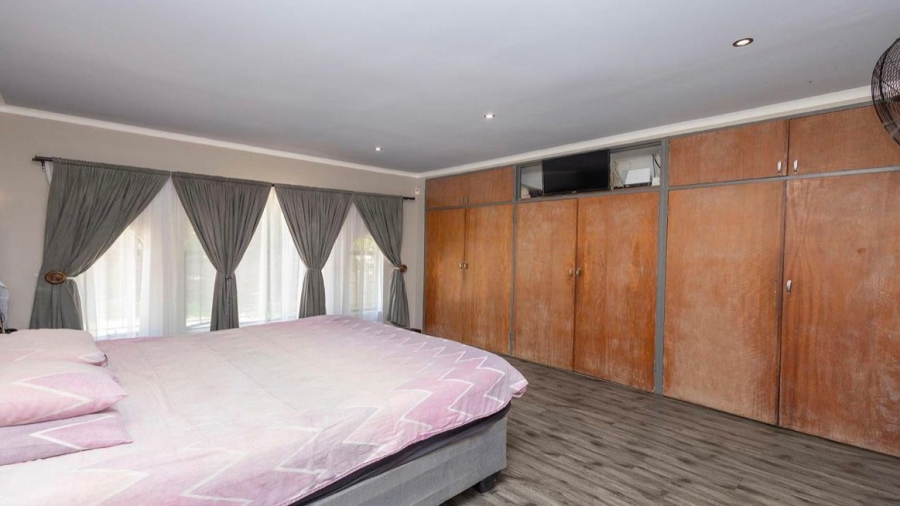 6 Bedroom Property for Sale in Florauna Gauteng