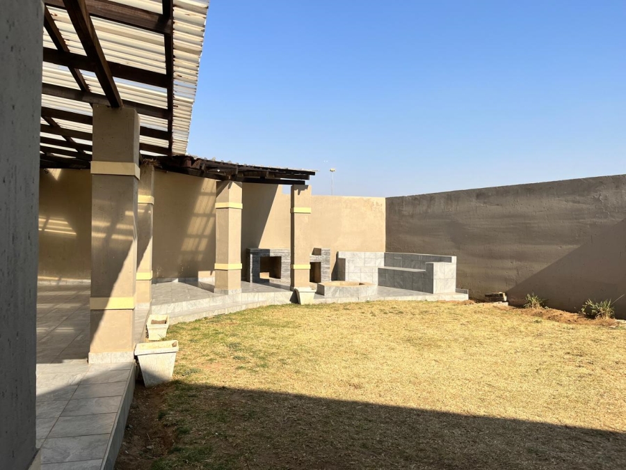 5 Bedroom Property for Sale in Geluksdal Gauteng