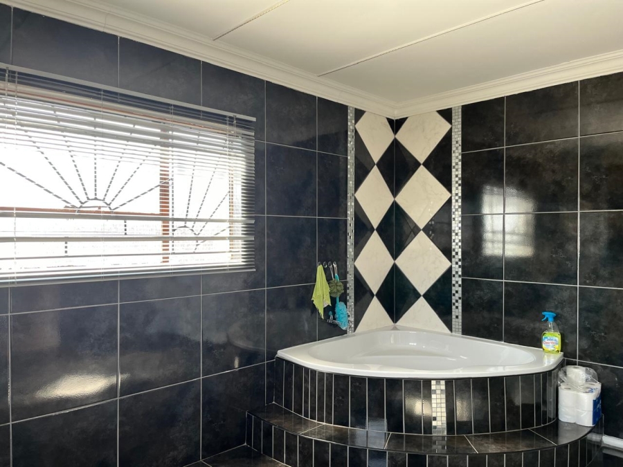 5 Bedroom Property for Sale in Geluksdal Gauteng