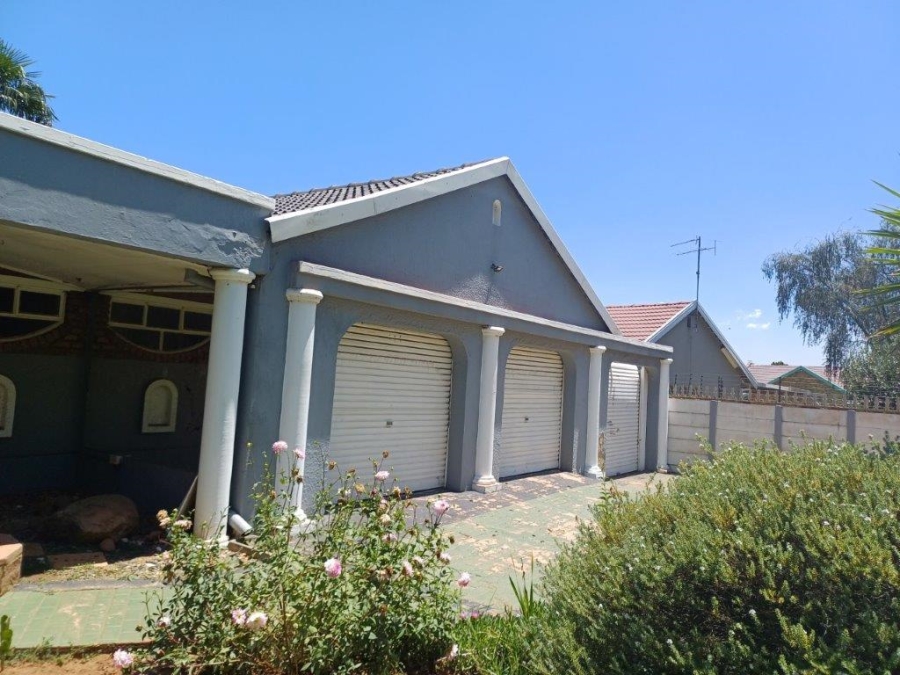 To Let 4 Bedroom Property for Rent in Krugersrus Gauteng