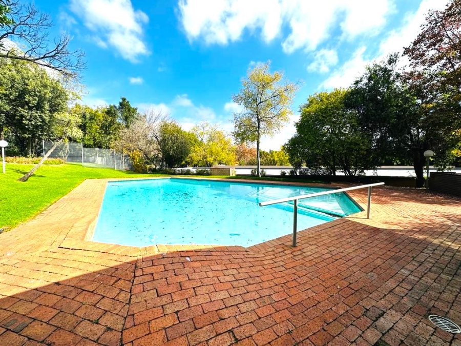 To Let 2 Bedroom Property for Rent in Sandhurst Gauteng