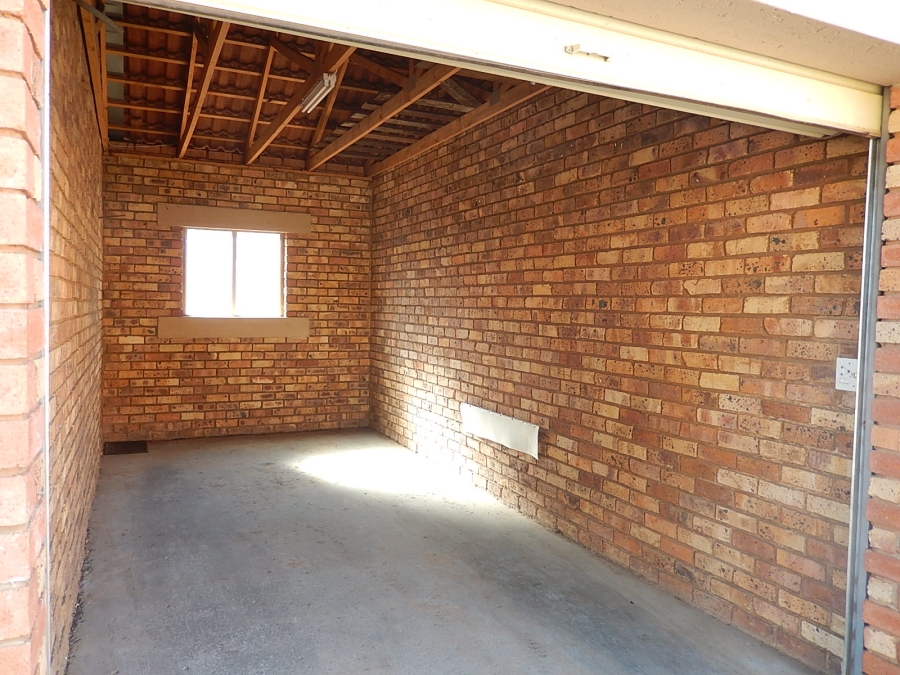 To Let 2 Bedroom Property for Rent in Die Hoewes Gauteng