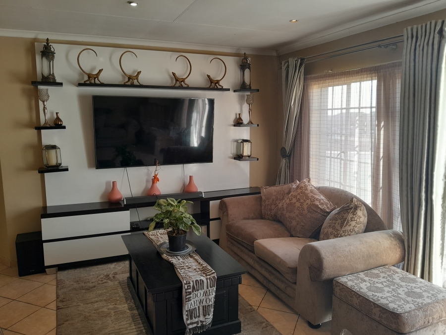 3 Bedroom Property for Sale in Kosmosdal Gauteng