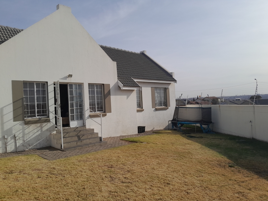 3 Bedroom Property for Sale in Kosmosdal Gauteng